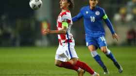 Luka Modric controlando un balón con Croacia