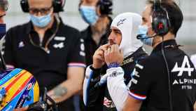Fernando Alonso, durante el procedimiento de parrilla de salida del Gran Premio de Bahrein de Fórmula 1 de 2021