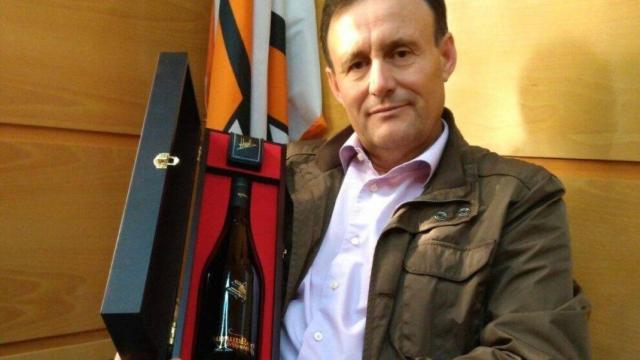 Hilario García con una de sus cotizadas botellas de AurumRed