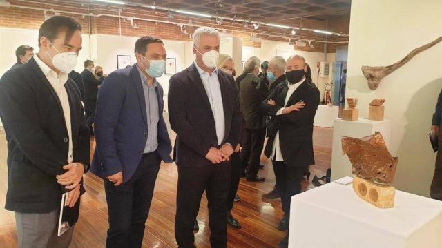 El presidente de la Diputación deGuadalajara, José Luis Vega, y el presidente de la Diputación de Cuenca, Álvaro Martínez Chana, inuguran  la exposición 'Desde otra mirada'