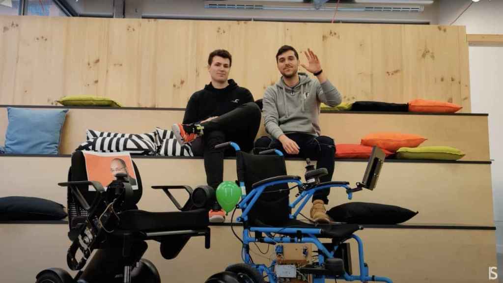 Los dos fundadores de Sideways con los prototipos de su silla de ruedas autónoma.