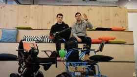 Los dos fundadores de Sideways con los prototipos de su silla de ruedas autónoma.