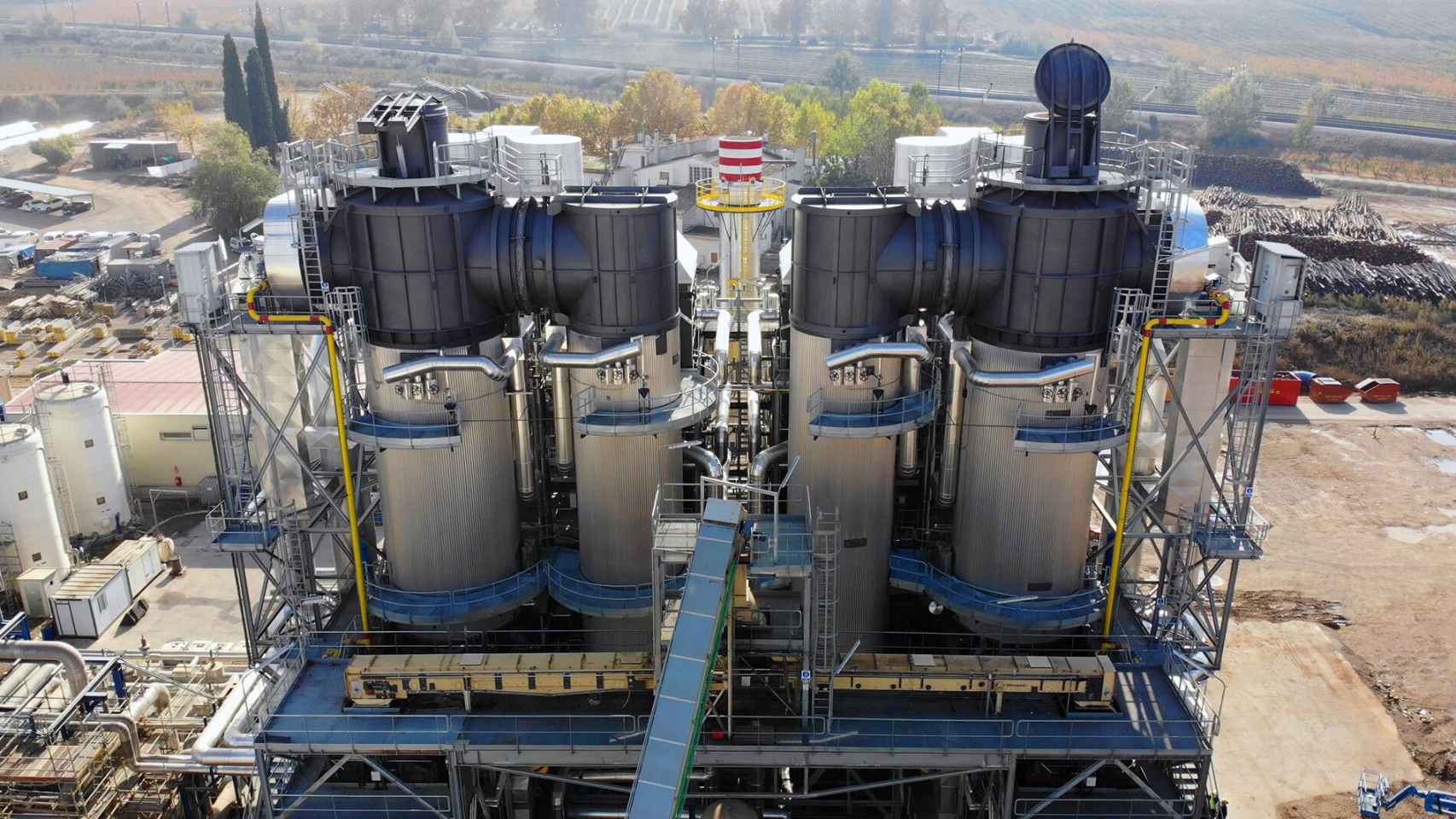 La planta ubicada en Les Borges Blanques (Lleida) fabricada por Sugimat combina la producción termosolar con la generada a partir de biomasa.