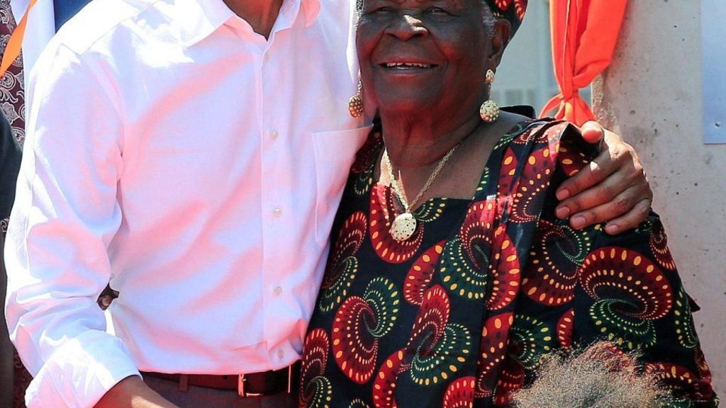 Barack Obama junto a su abuelastra, Mama Sarah Onyango Obama, durante una visita a Kenia.
