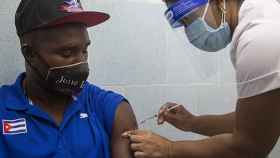 El boxeador Julio César La Cruz, recibe la primera dosis de la vacuna Soberana 02.