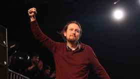 Pablo Iglesias levanta el puño en un acto de Podemos.