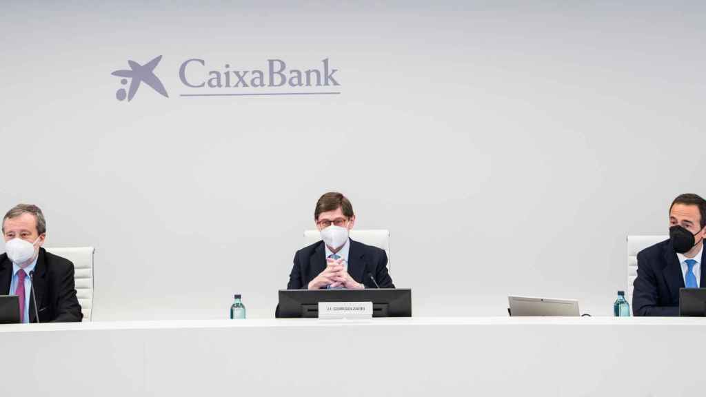 José Ignacio Goirigolzarri, presidente de CaixaBank, junto a Gonzalo Gortázar, consejero delegado de la entidad.