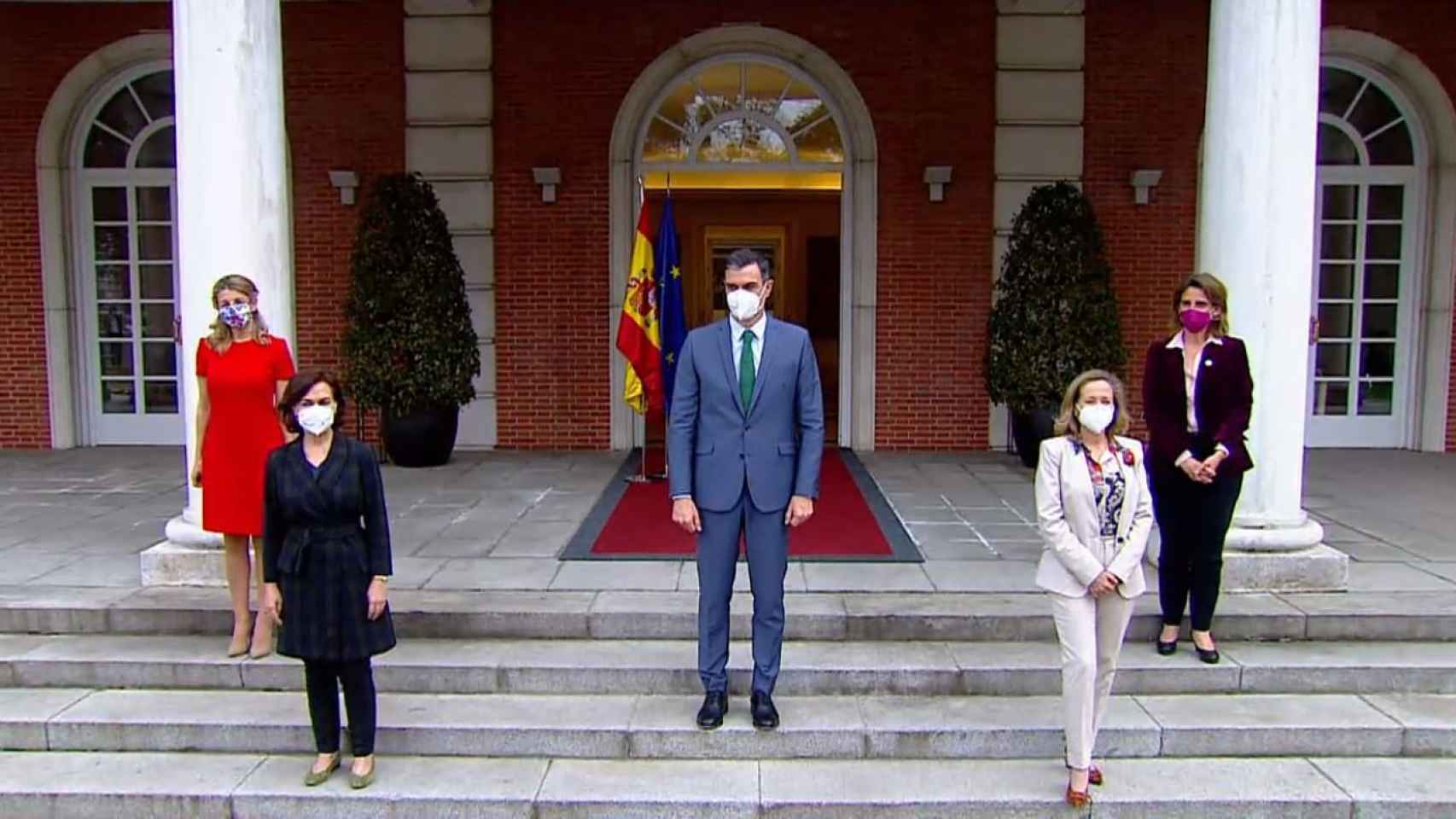 El presidente del Gobierno en Moncloa junto a las vicepresidentas.