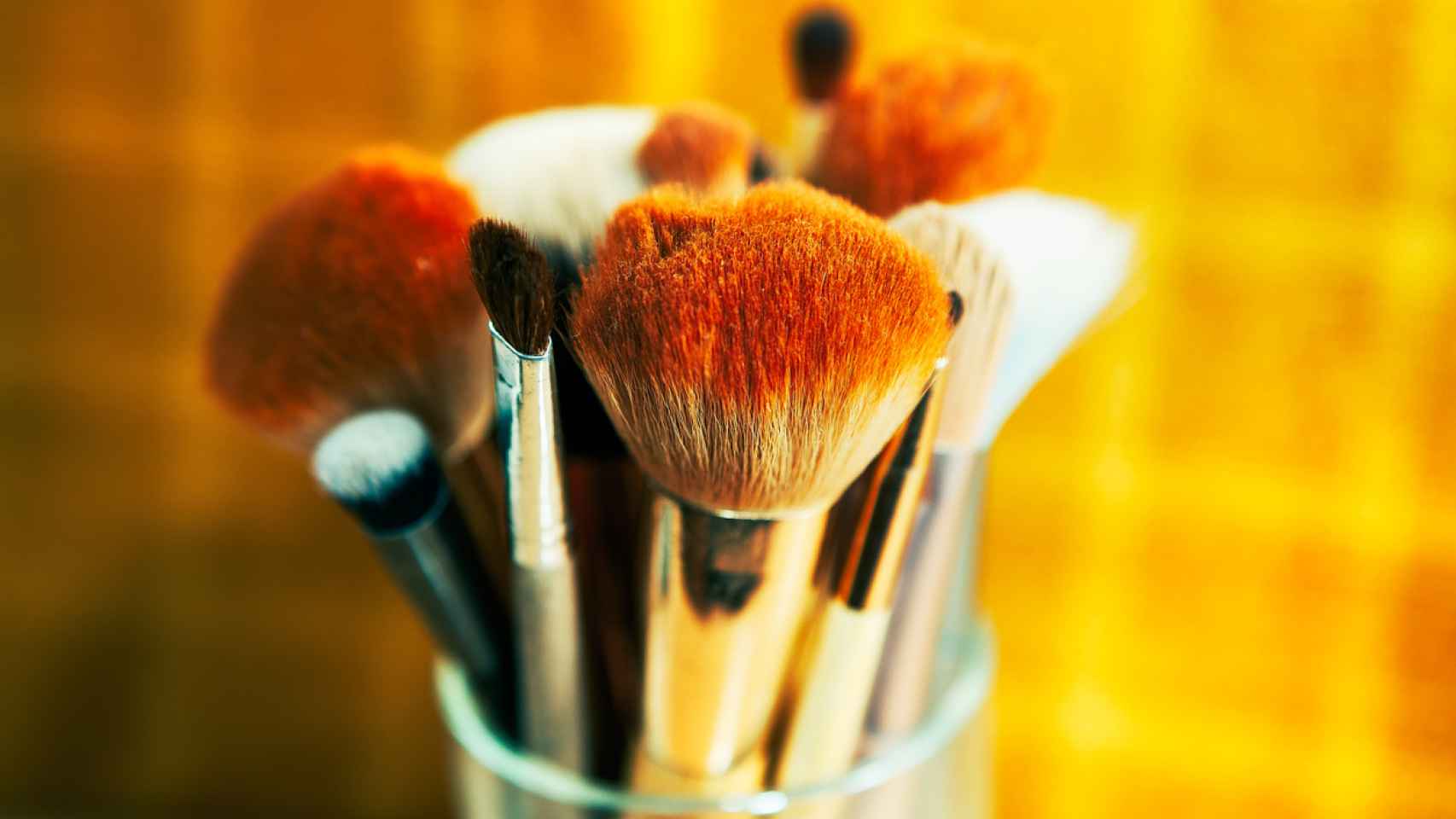 La importancia de limpiar tus brochas y esponjas de maquillaje