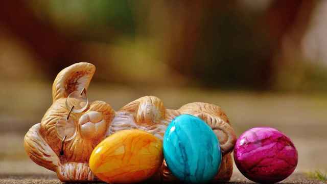 Una representación del Conejo de Pascua con tres huevos decorados.