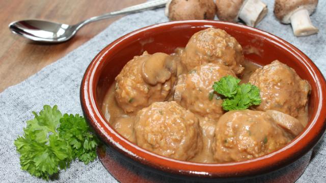 Receta sencilla de albondigas en salsa española.