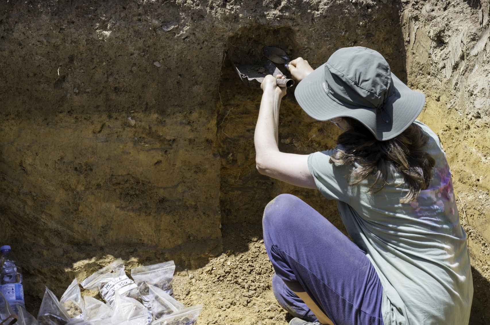 Una investigadora recoge muestras en una de las minas.