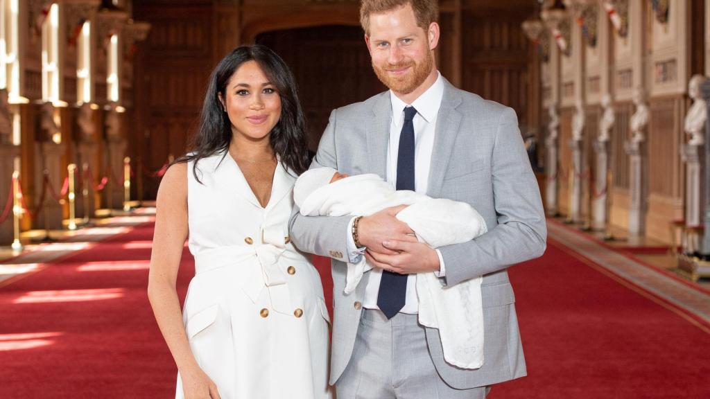 Meghan y Harry con su hijo en brazos en su presentación pública oficial.
