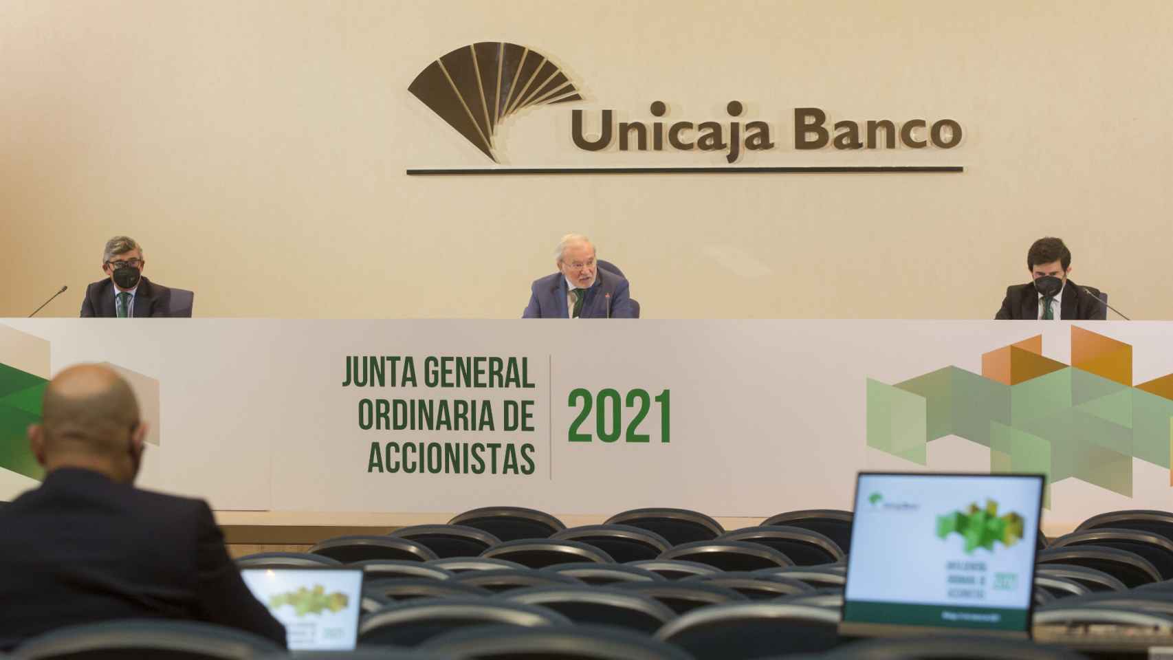 Manuel Azuaga preside la junta de accionistas de Unicaja en marzo de 2021.