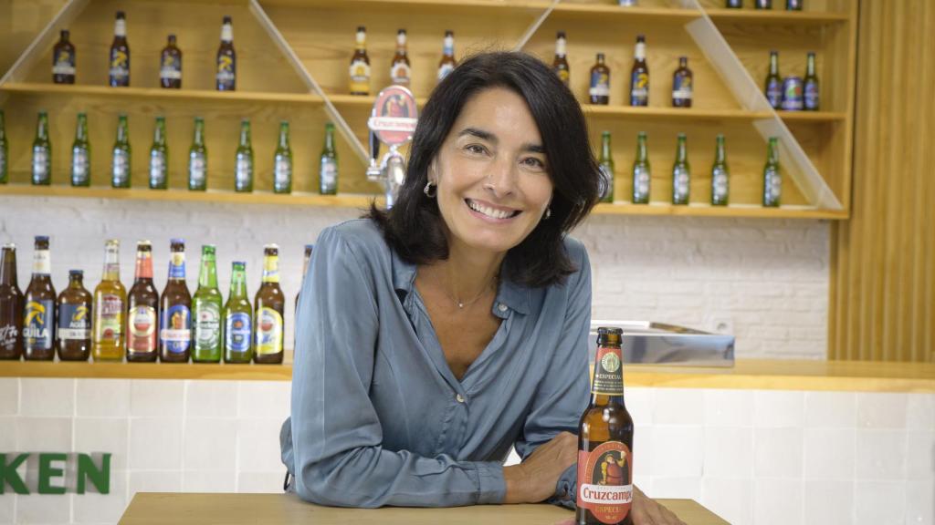 Carmen Ponce con una de sus cervezas favoritas: la Cruzcampo.