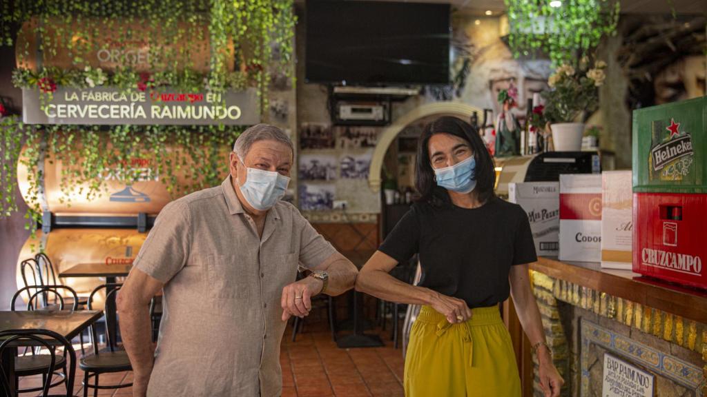 Carmen junto a un hostelero que ha recibido productos de la Fundación Cruzcampo gracias a programa 'Fuerzabar'.