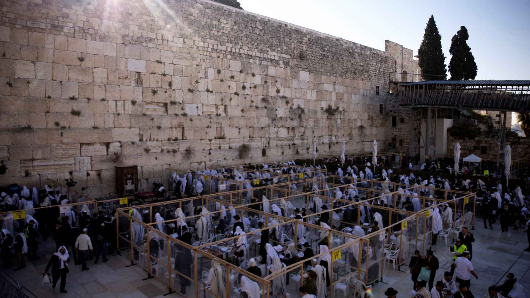 Los fieles judíos asisten a la tradicional bendición sacerdotal en la Pascua, en medio de la Covid-19 en Jerusalén.