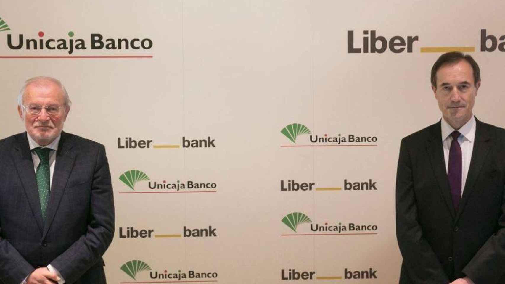 El presidente de Unicaja Banco, Manuel Azuaga, y el consejero delegado de Liberbank, Manuel Menéndez.