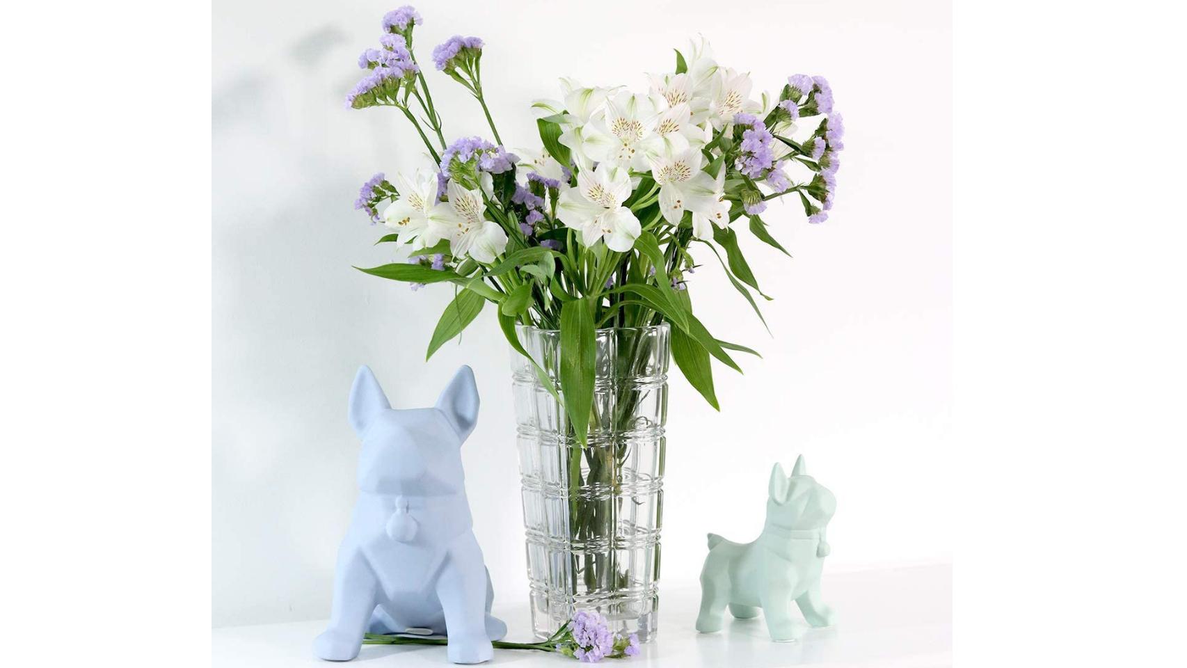 Ocho jarrones originales para llenar tu hogar de flores y estilo este verano
