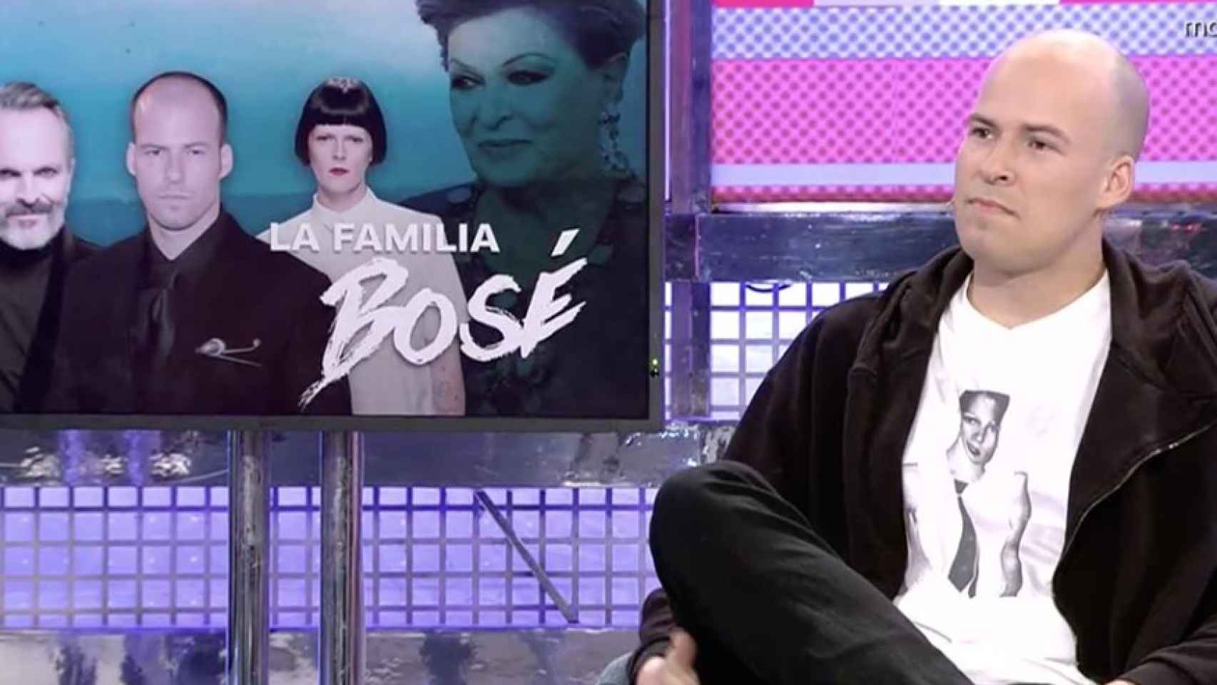Olfo Bosé, sentado en el plató de 'Sábado Deluxe'.