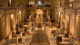 Estatuas colosales del faraón Amenhotep III y la reina Tiye en el Museo Egipcio de El Cairo.