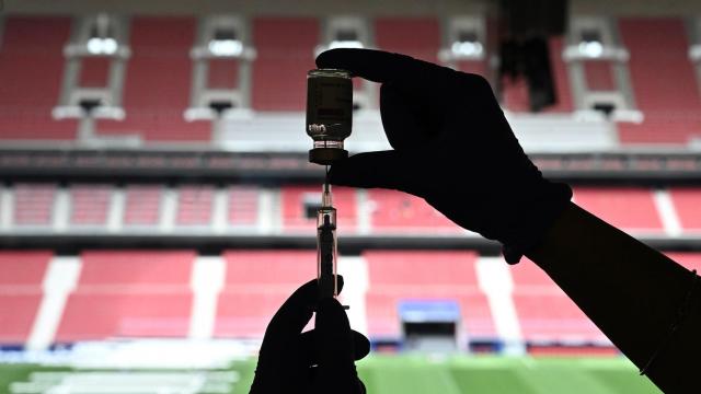 Una enfermera preparando una vacuna en el Wanda Metropolitano, Madrid.