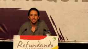 Enrique Santiago da paso a Pablo Iglesias en un acto de Refundando la Izquierda (IU), en 2009