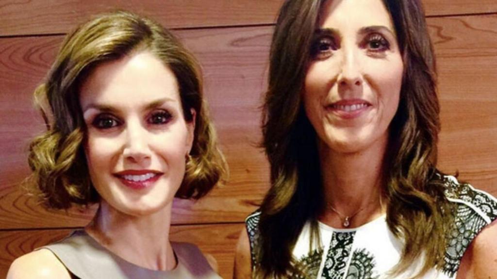 La presentadora junto a la reina Letizia en 2015.