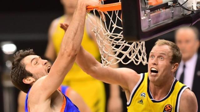 Tobey (Valencia Basket) realizando un mate ante Alba Berlín