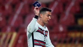Cristiano Ronaldo lanza el brazalete de capitán al césped con Portugal