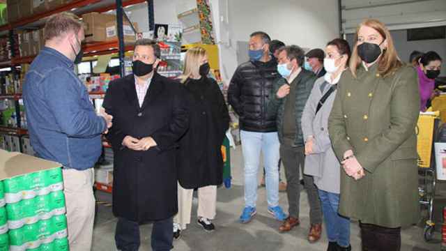 Manuel Serrano en una de las empresas albaceteñas que ha visitado (PP).