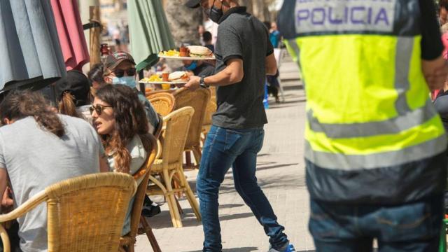 La Policía Nacional controla el cumplimiento de las medidas anti Covid en Mallorca.