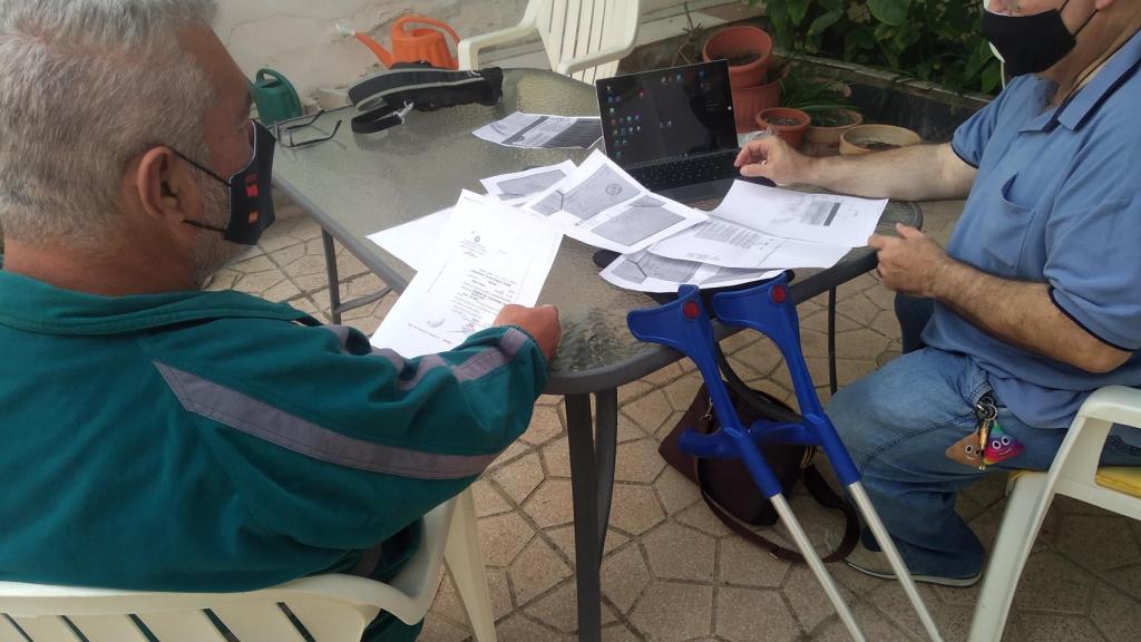 El vicepresidente y el presidente de Avite, Rafael Basterrechea y José Riquelme, respectivamente, analizando los documentos.