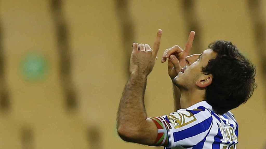 Mikel Oyarzabal señala al cielo para celebrar su gol