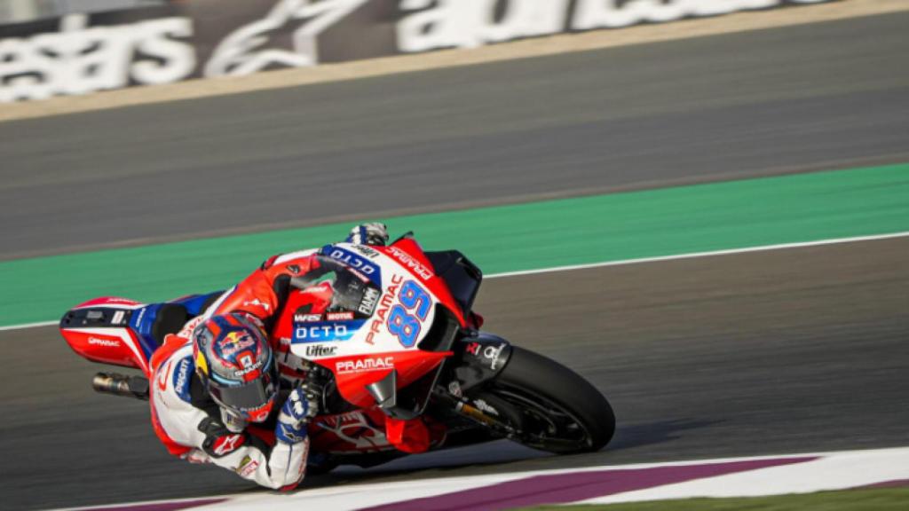 Jorge Martín traza un viraje en el trazado qatarí de Losail.