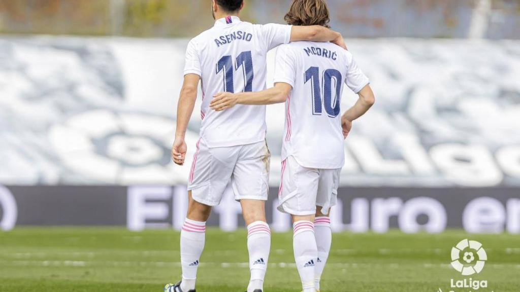 Marco Asensio y Luka Modric, tras el gol del '11' blanco