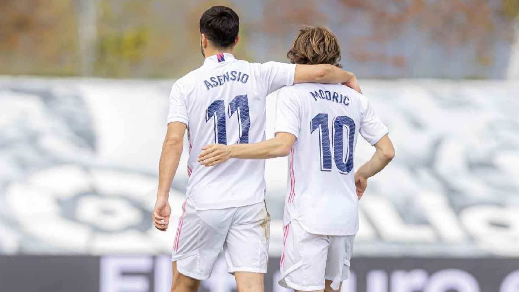 Marco Asensio y Luka Modric, tras el gol del '11' blanco