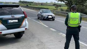 Un agente de Guardia Civil durante la intervención en la que una mujer ha resultado herida por un toro.