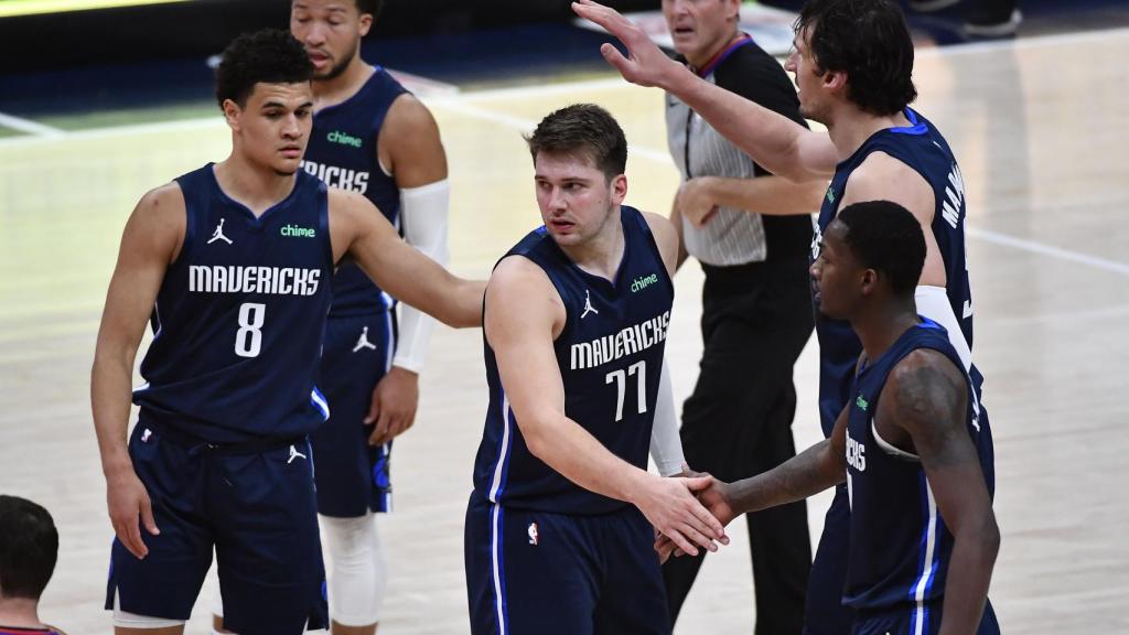 Luka Doncic, junto a sus compañeros de los Dallas Mavericks