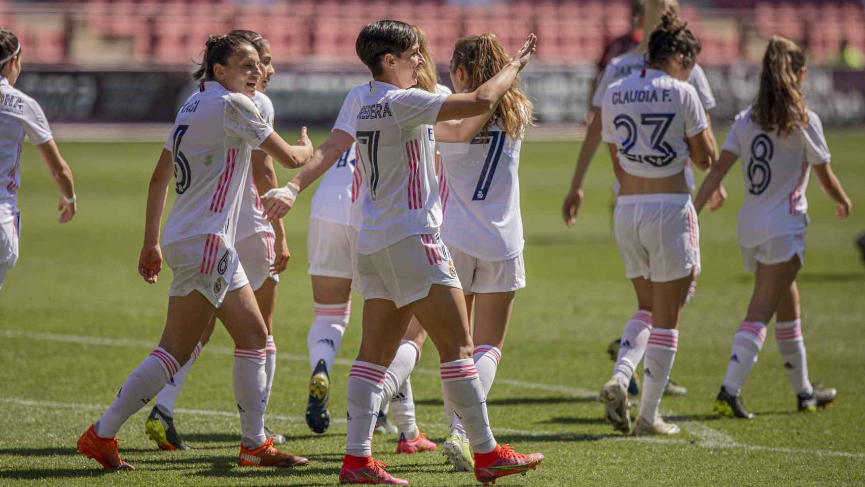 Marta Corredera y las jugadoras del Real Madrid Femenino celebran un gol ante el EDF Logroño