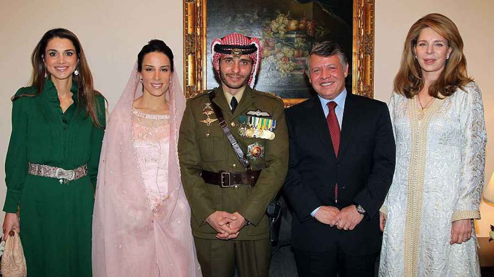 Imagen de 2012 en la boda de Hamzah bin Hussein y la princesa Basma Otoum, ambos en el centro. A su derecha, la reina Rania; y a su izquierda, Abdalá II y la reina Noor, viuda de Hussein.