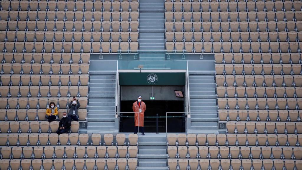 Tres espectadores en la grada de Roland Garros durante las restricciones de aficionados