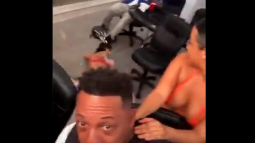 Pierce, rodeado de strippers en su directo de Instagram