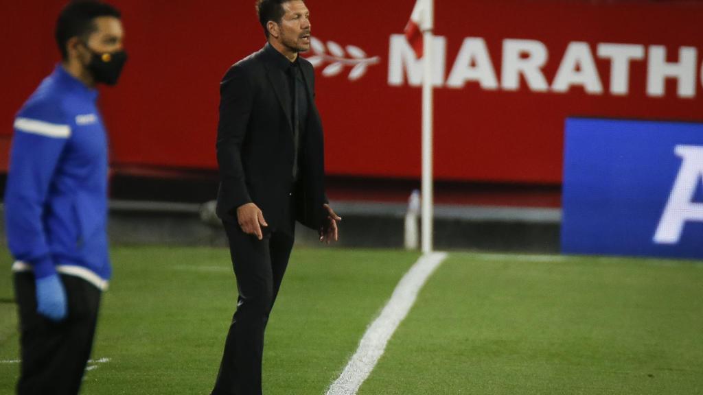 Simeone dando instrucciones al Atlético
