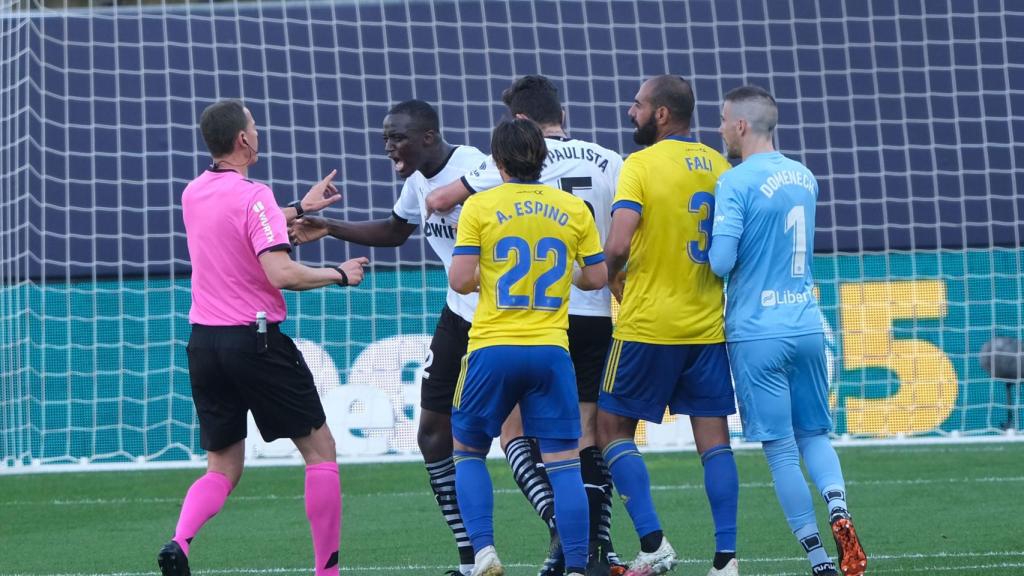 Diakhaby, parado por sus compañeros del Valencia