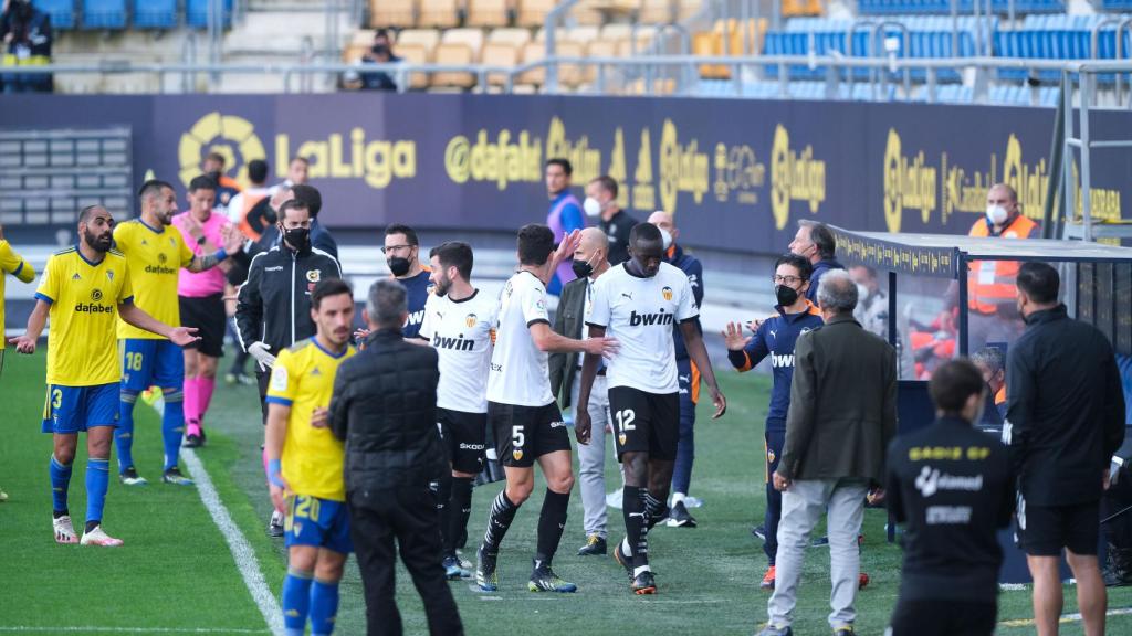 Los jugadores del Valencia se retiran a vestuarios en apoyo a Diakhaby
