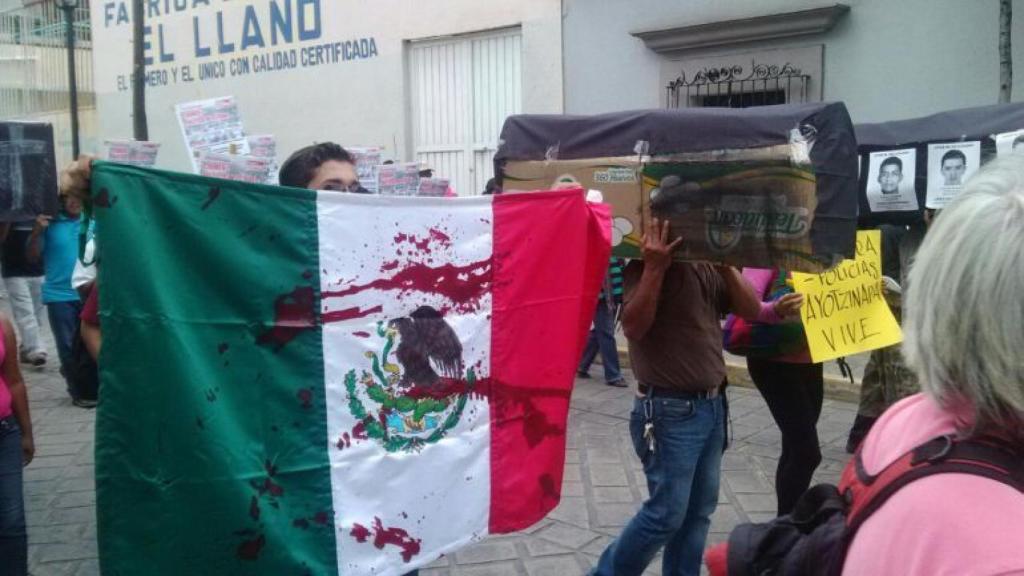 Imagen de archivo de manifestantes mexicanos protestando por la violencia durante la campaña electoral en este país.