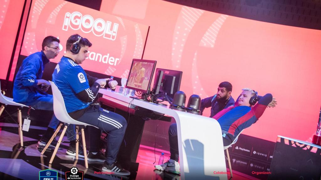 Adriman (a la izquierda) y MaestroSquad (a la derecha) durante la final del torneo