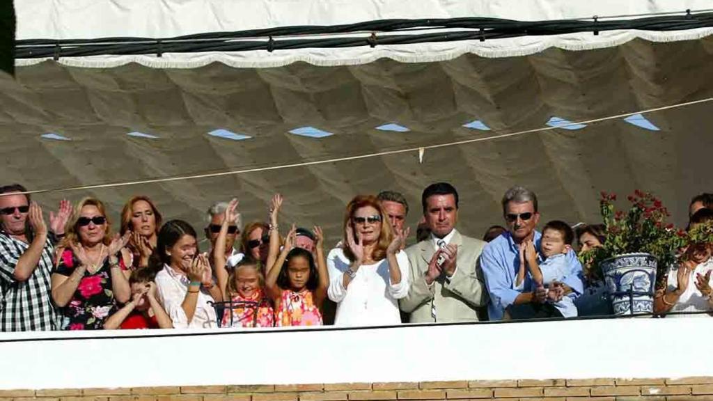 Rocío Jurado junto a toda su familia al completo en el balcón de su casa de Chipiona.