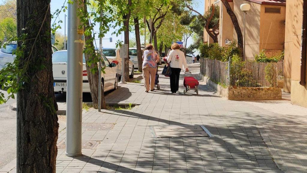 Dos mujeres pasean por la zona básica de salud Virgen de la Begoña, en Madrid.